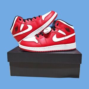 🚹 6Y US — Air Jordan 1 Mid BG 2017 "Chicago" 554725–605